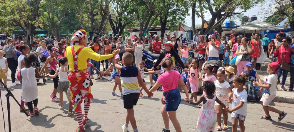 🎵 ¡Celebración del Día de las Madres con alegría y arte! 🎵 A lo largo del día nuestros niños disfrutaron de actividades llenas de juegos, música y diversión en el Centro Cultural Comunitario El Mónaco, del Consejo Popular Víbora.🎨🎭 #LaHabanaViveEnMí #DiezDeOctubre