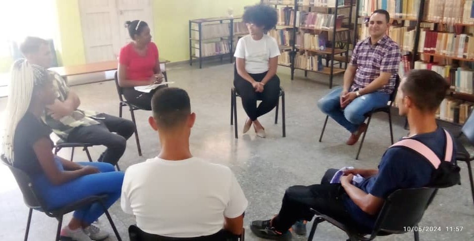 Intercambiamos con jóvenes en Pinar del Río que se preparan en la Escuela del @PartidoPCC para ser futuros cuadros de @UJCdeCuba. Cumplen principio martiano de que 'El verdadero hombre no mira de qué lado se vive mejor, sino de qué lado está el deber'. Gracias. #UJCdeCuba