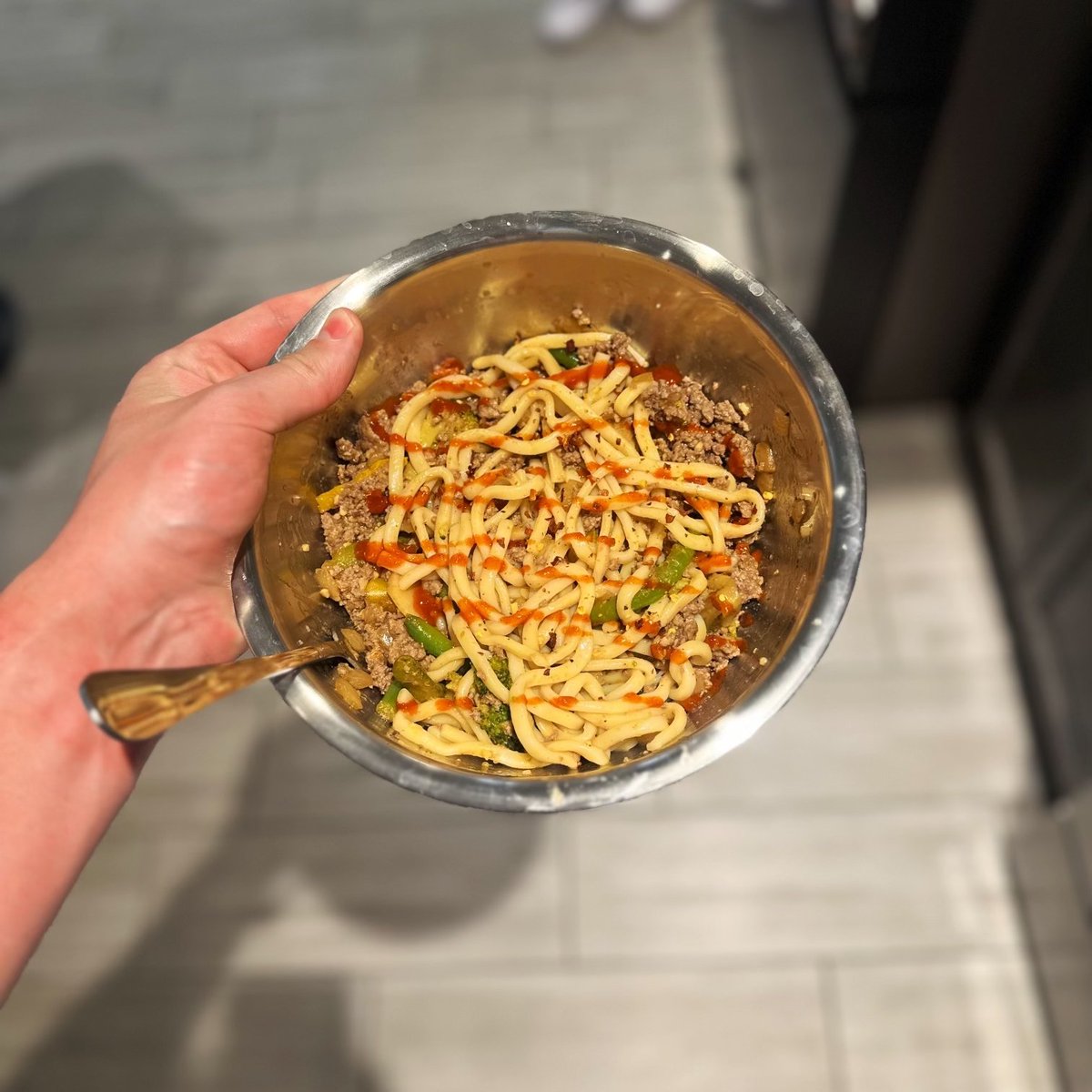 Post-training meal. 1lb grass fed 93/7 ground beef 3 servings stir fry veggies Packet of udon noodles Soy sauce, minced garlic, kung pao sauce, sriracha, red pepper flakes 1110 calories, 115g protein Let's watch some fights.