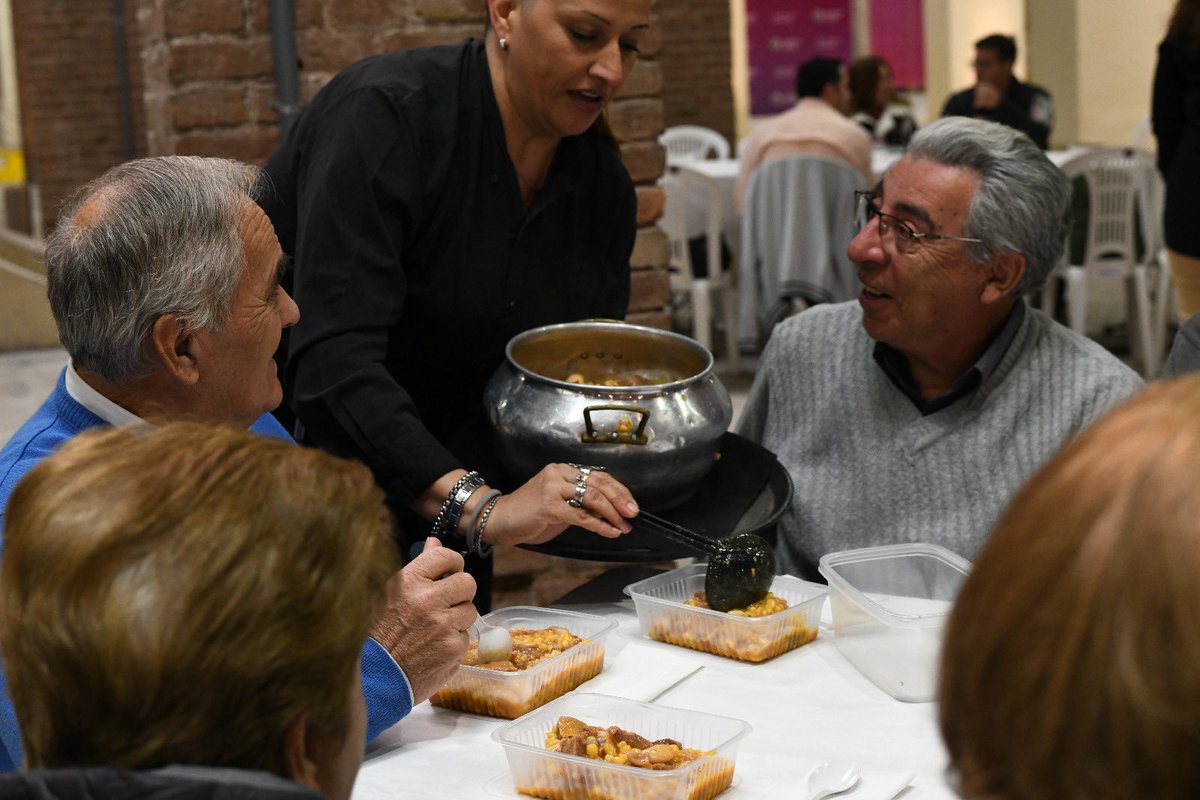 En un cálido encuentro, vivimos el Locro Aniversario 🍲 en el Espacio Arizu.

Junto a centros de jubilados y uniones vecinales de Godoy Cruz, compartimos este plato tradicional y disfrutamos un show de nuestro Ballet Municipal, todo a beneficio del Banco de Alimentos.