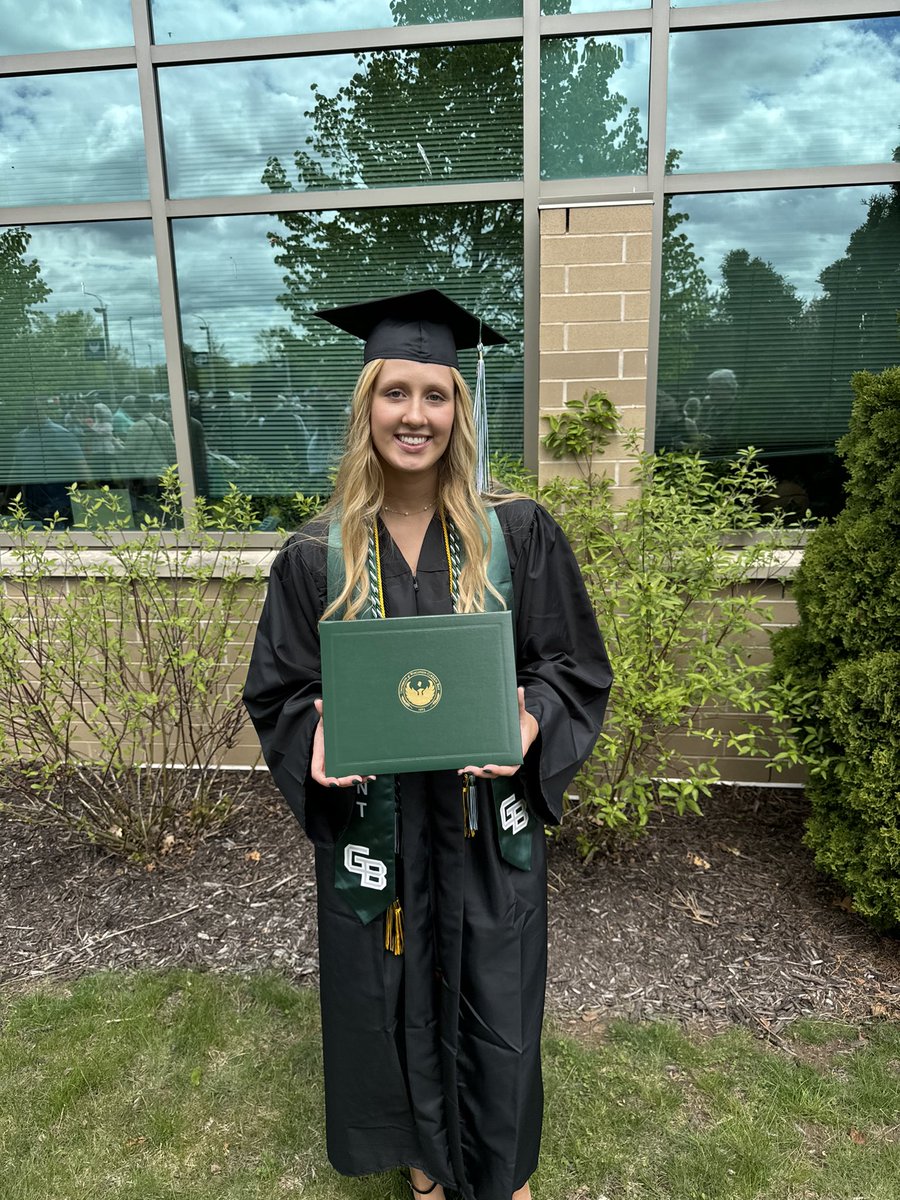 Congratulations to @kendallrenard on your graduation day!!!

Putting the 𝙨𝙩𝙪𝙙𝙚𝙣𝙩 in student-athlete 👊🎓

#RiseWithUs