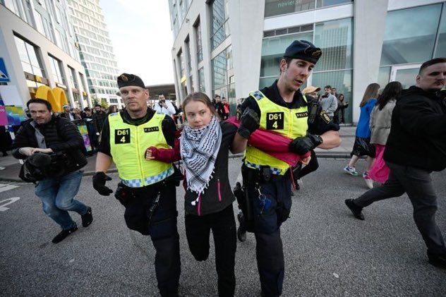 Suède : À la suite des affrontements qui ont eu lieu près de la Malmö Arena, Greta Thunberg a été arrêtée par la police suédoise après avoir rejoint les manifestants. Mais foutez moi ça en taule une fois pour toute ! #Eurovision2024