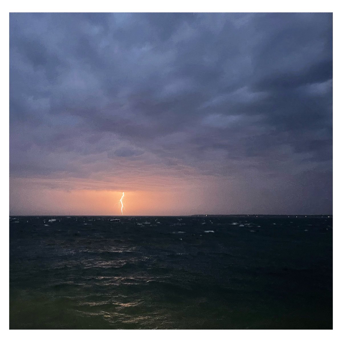 Storm #storm #igersfrance #igersgironde #igersnouvelleaquitaine #bassindarcachon #vivrelebassin #espritbassin #lecrakoi #wipplay #grainedephotographe #legoutdesfollowers #seascape #seascapephotography #lemoulleau #arcachon #arcachonmaville #tempete #orage #thunderstorms