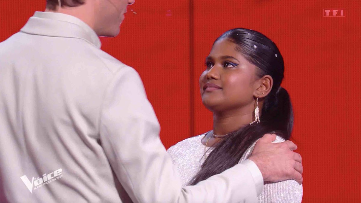 Jenifer qui fait la différence et élimine Flora, pourtant l'une des grandes favorites de la saison ! Un sacré gâchis ! #TheVoice