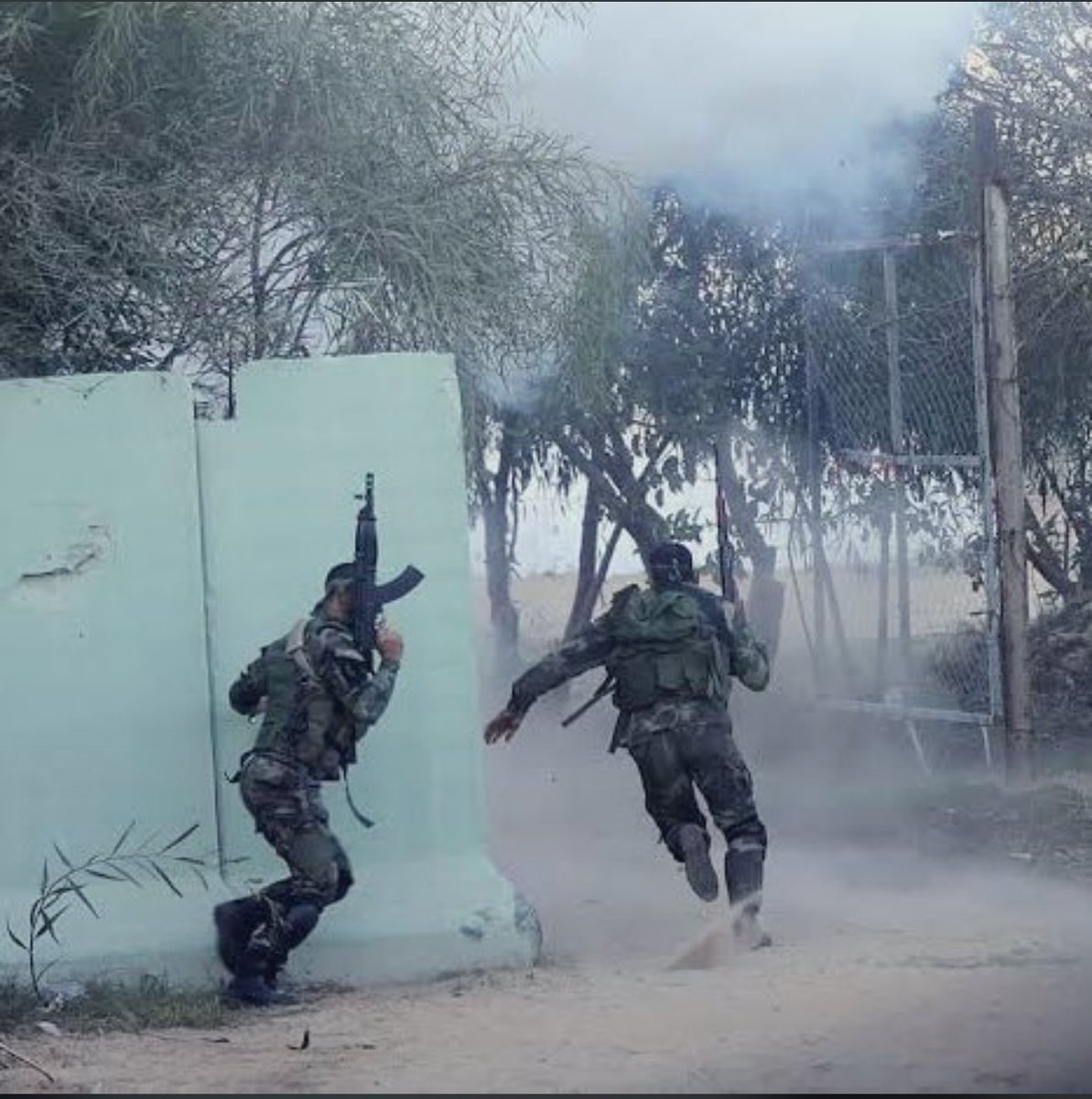 يا الله 
ثبِّتْ أقدامهم
سدِّدْ رميهم
اربِطْ على قلوبهم
يا الله :
إنهم يطلبون الموتَ لتُوهبَ لنا الحياة
فسلّمهم لنا، واحفظهم لدينك 💚