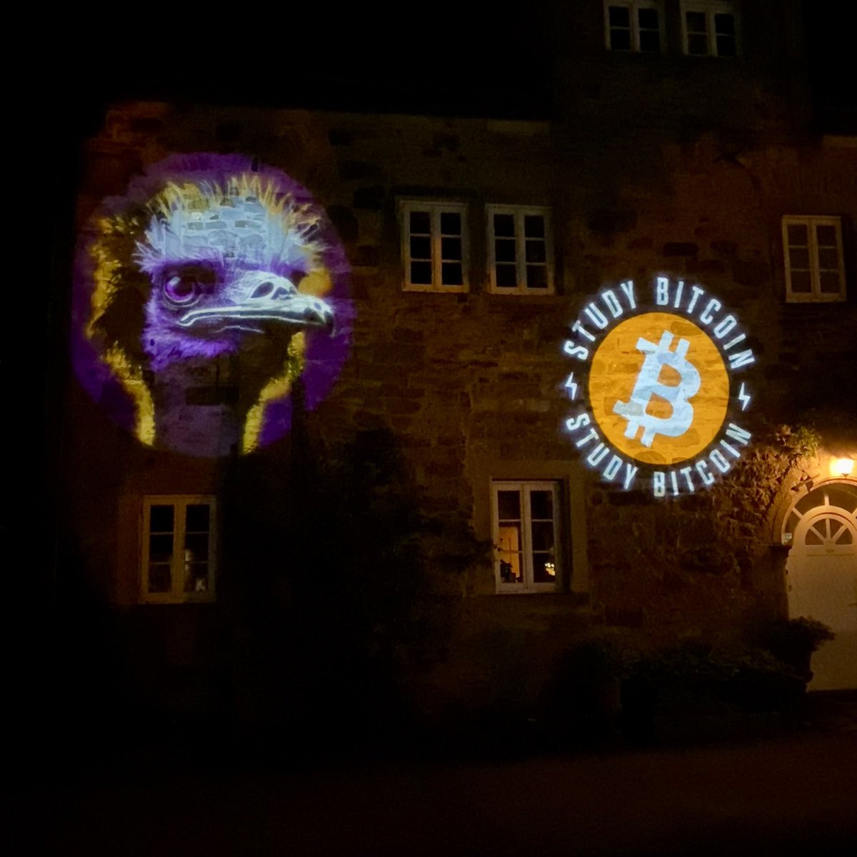 21bitcoinApp's tweet image. Letzter Abend bei der @BTCZitadelle 🧡

#studybitcoin #nostr #BTCZitadelle