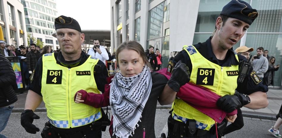 🔴La policía contiene a los miles de manifestantes propalestinos a las puertas del Arena de Malmö. Entre los activistas arrestados está la líder ecologista Greta Thunberg lavanguardia.com/gente/20240511…