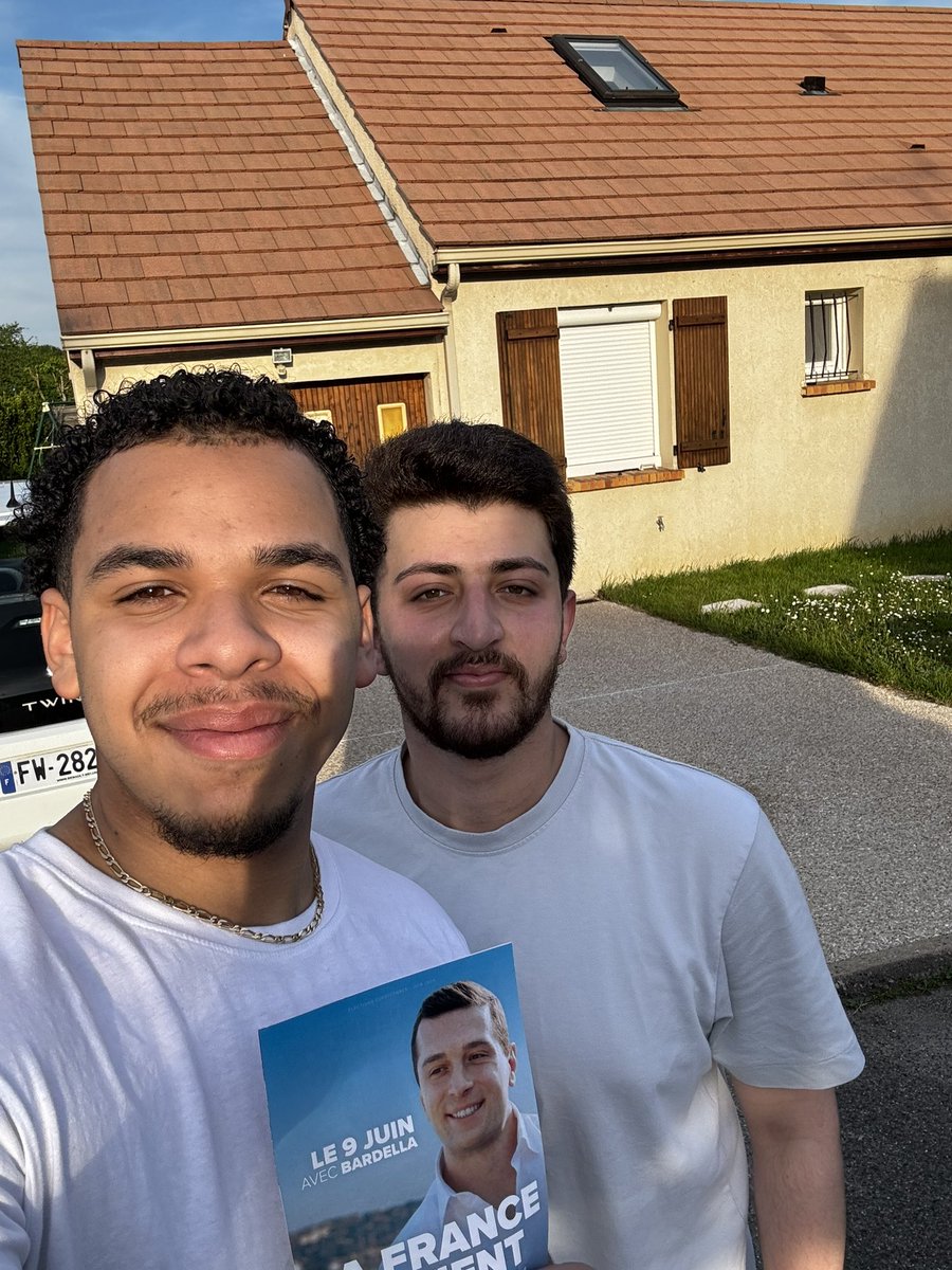 Un peu de soleil ☀️ un peu de boîtage à Vaux-le-Pénil 🇫🇷 avec @ZahidWardak3 #VivementLe9Juin @J_Bardella @RNJ_77 @RNational_off