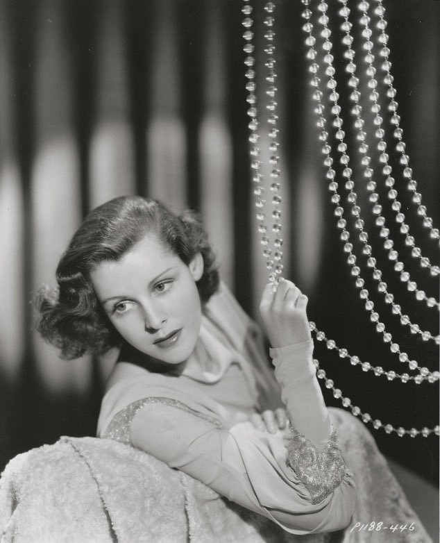 A photo of actress Frances Dee (Mrs. Joel McCrea) is seen in the studio exec’s office at the beginning of Sullivan’s Travels.