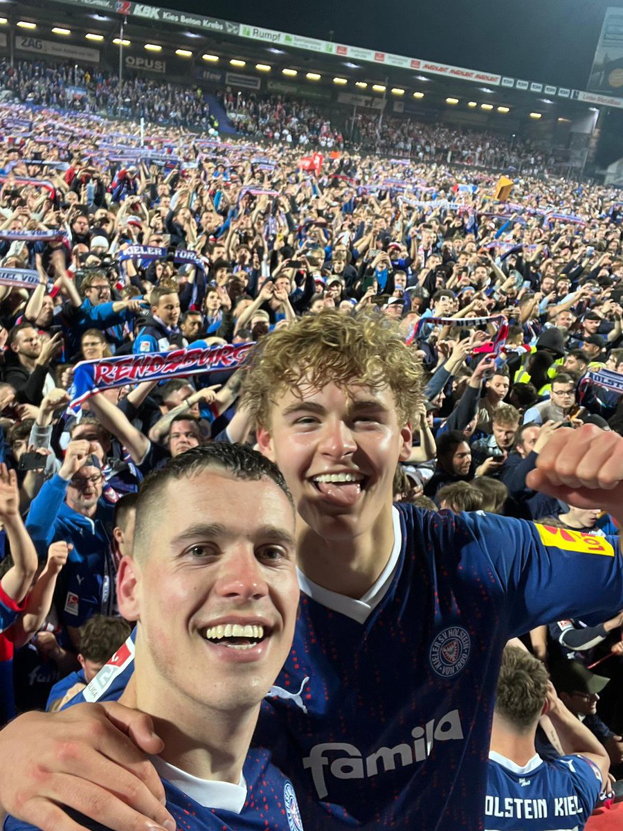 Sie sehen hier ein druckfrisches Aufstiegsselfie! 🤩
_
#K1ELAHO1 #MoinBundesliga