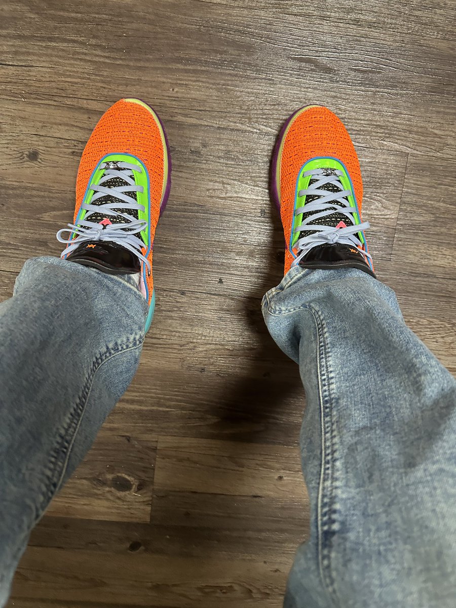 DaryleLSmith's tweet photo. Felt like having a bright Fit
Socks: #Nike
Tee: #Nike 
Sneakers: #NikeLebron20
Cologne: #PradaOcean  
@KicksNfitteds26 @uncle_rjs 
 @FrshPhade @KidFromTheX  @LiCkMyJs @LexxDaTurtle @mdeeeeee_ @MagMr44 @CoachWes03  @rjolli007 @Just_JeNiNE_  
@kp0pkicks @rjolli007 @ManishLife_Ty @michele_kw