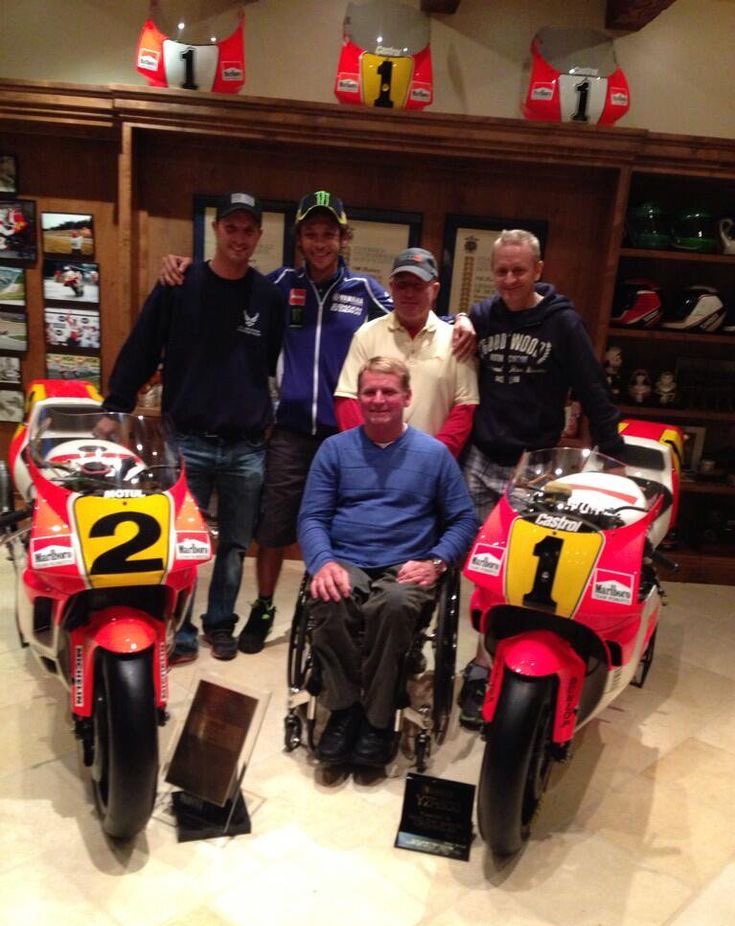 Colin Edwards 🇺🇸 Valentino Rossi 🇮🇹 Wayne Rainey 🇺🇸 Kenny Roberts 🇺🇸 Kevin Schwantz 🇺🇸 #FamilyPhoto