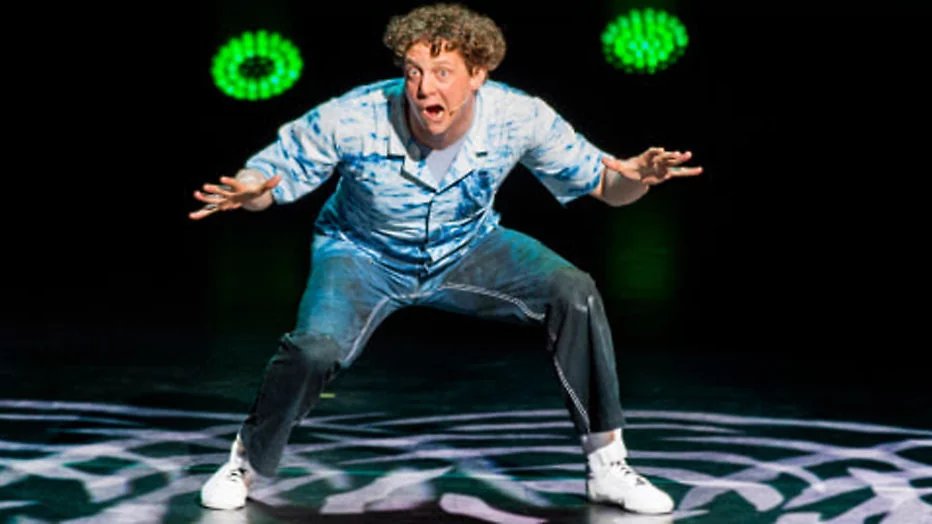 Jochem Meijer doet ook mee! Met een abstracte rots dit keer.  De bankzitters hier thuis zijn fan. #switzerland #Eurovision2024