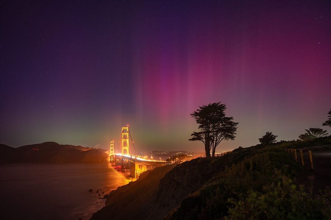 Spellbinding sights as the Northern Lights grace the skies above the iconic Golden Gate Bridge in San Francisco!  

Stunning capture by hugolgst on IG.

#Aurora #Auroraborealis #Nothernlights #SolarStorm #SolarFlare
#NorthernLights #SanFrancisco #GoldenGateBridge