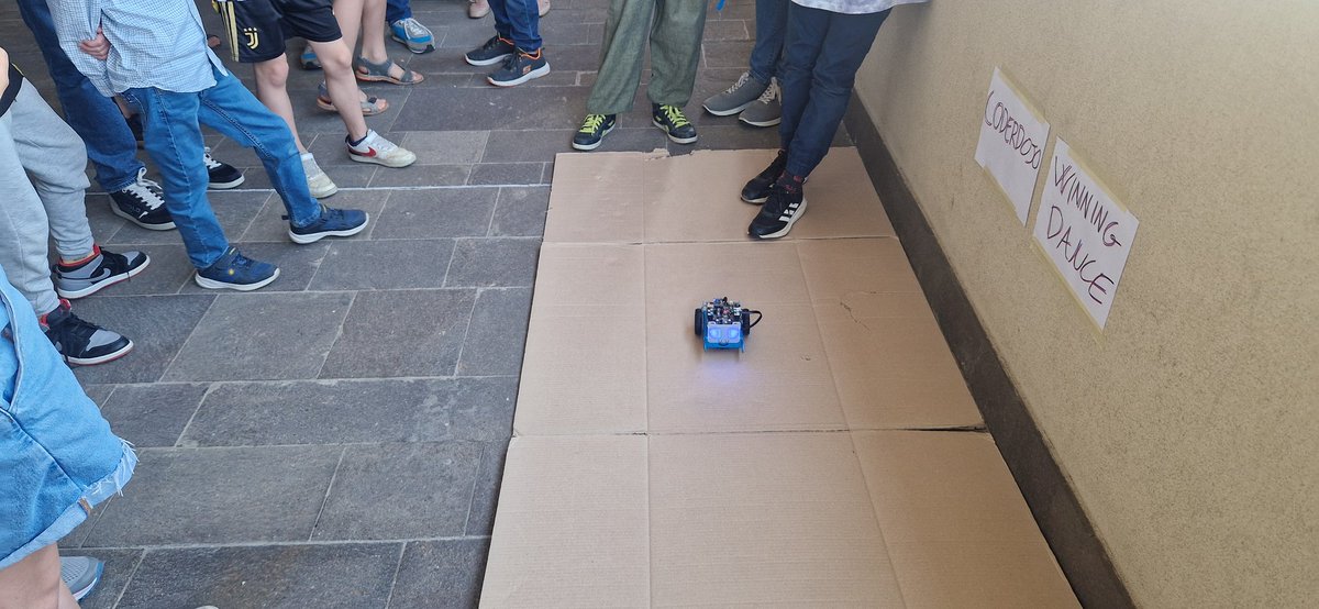 coderdojopd's tweet image. Dopo tanta fatica su percorsi a ostacoli ci voleva proprio una bella danza della vittoria, con suoni e luci per i nostri #mbot! Brave/i ninja!