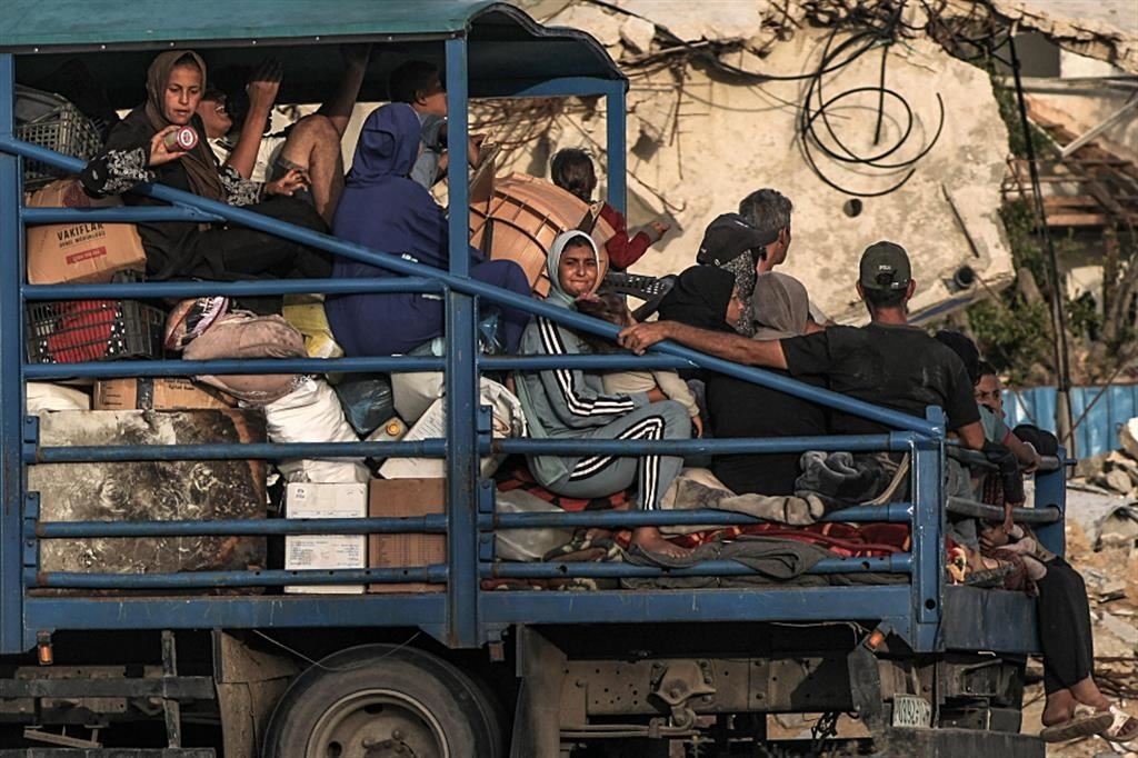 Qualcuno ti entra in casa ordinandoti di evacuare all'istante perché ha deciso di radere al suolo la tua abitazione: in essa 'potrebbe nascondersi' un pericoloso criminale (che, anche ci fosse stato, se ne è ovviamente già andato). Ipotesi delirante? No è la politica di Israele