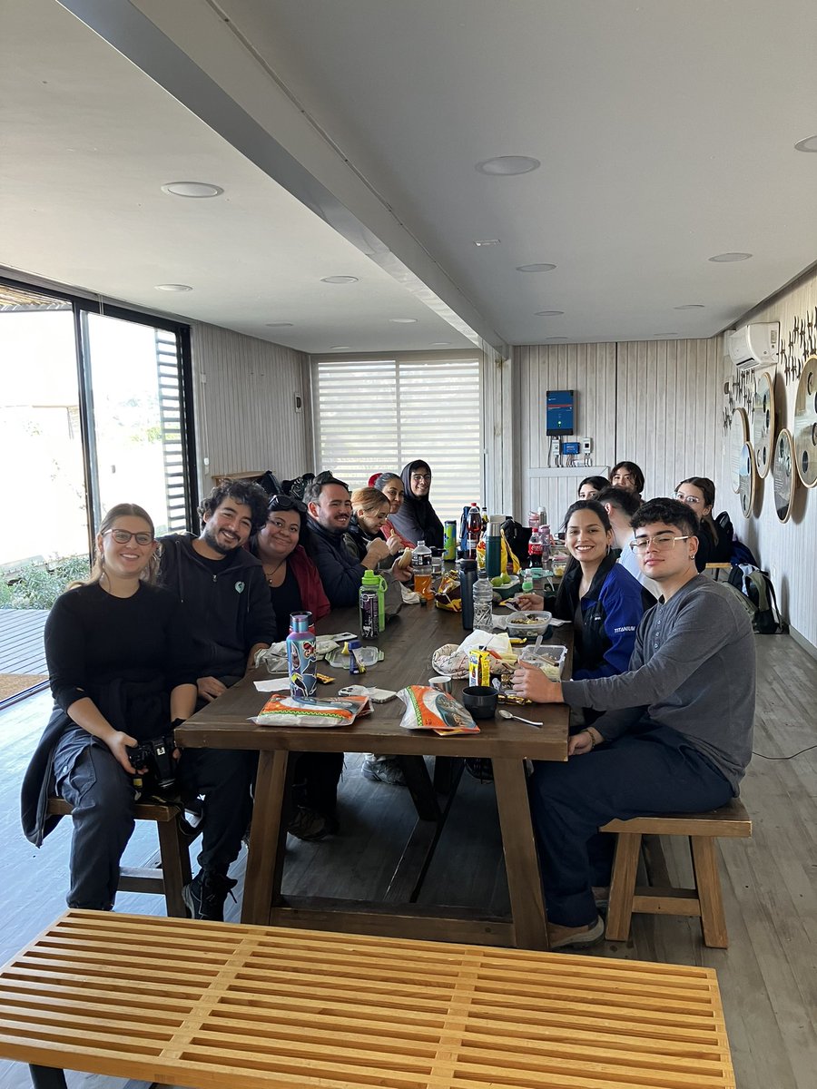Un excelente grupo el de hoy. Estudiantes de #MedicinaVeterinaria y #Agronomía de <a href="/SantoTomas_ST/">Santo Tomás</a> conociendo lo que hace <a href="/FundCosmos/">Fundación Cosmos</a> en el SN Humedal Rio Maipo. También apoyando con la limpieza del mismo. #VigilantesAmbientales <a href="/UST_Santiago/">UST Santiago</a>