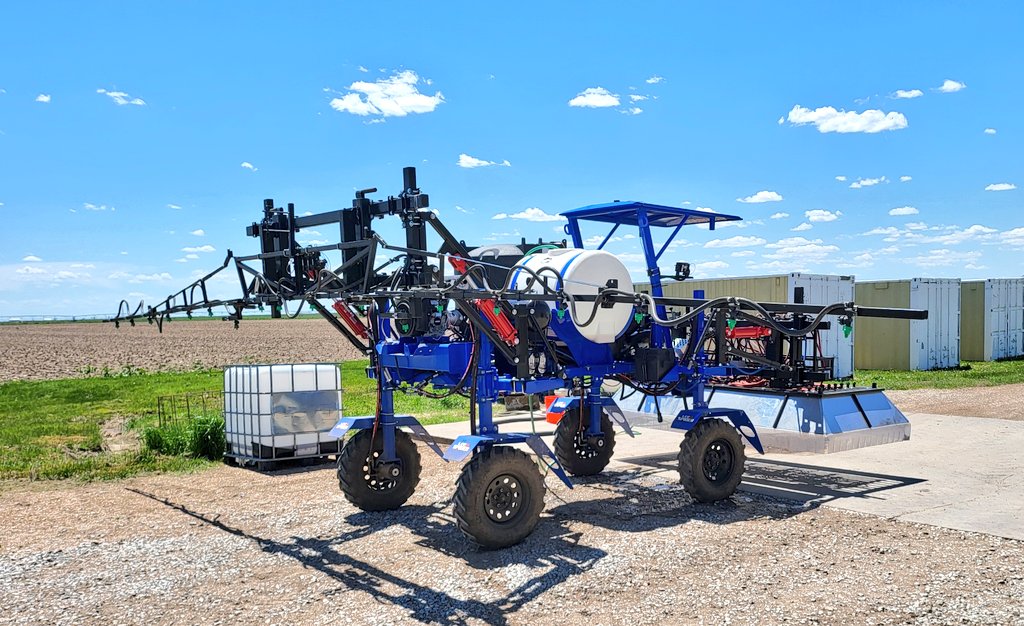 Our new Spider Sprayer for applying herbicides in small plot research projects. Can spray 15 treatments in one load! It also has a 30 feet long boom for bulk spray! @unlagrohort @NebENREEC @UNLincoln @NCWeedScience
