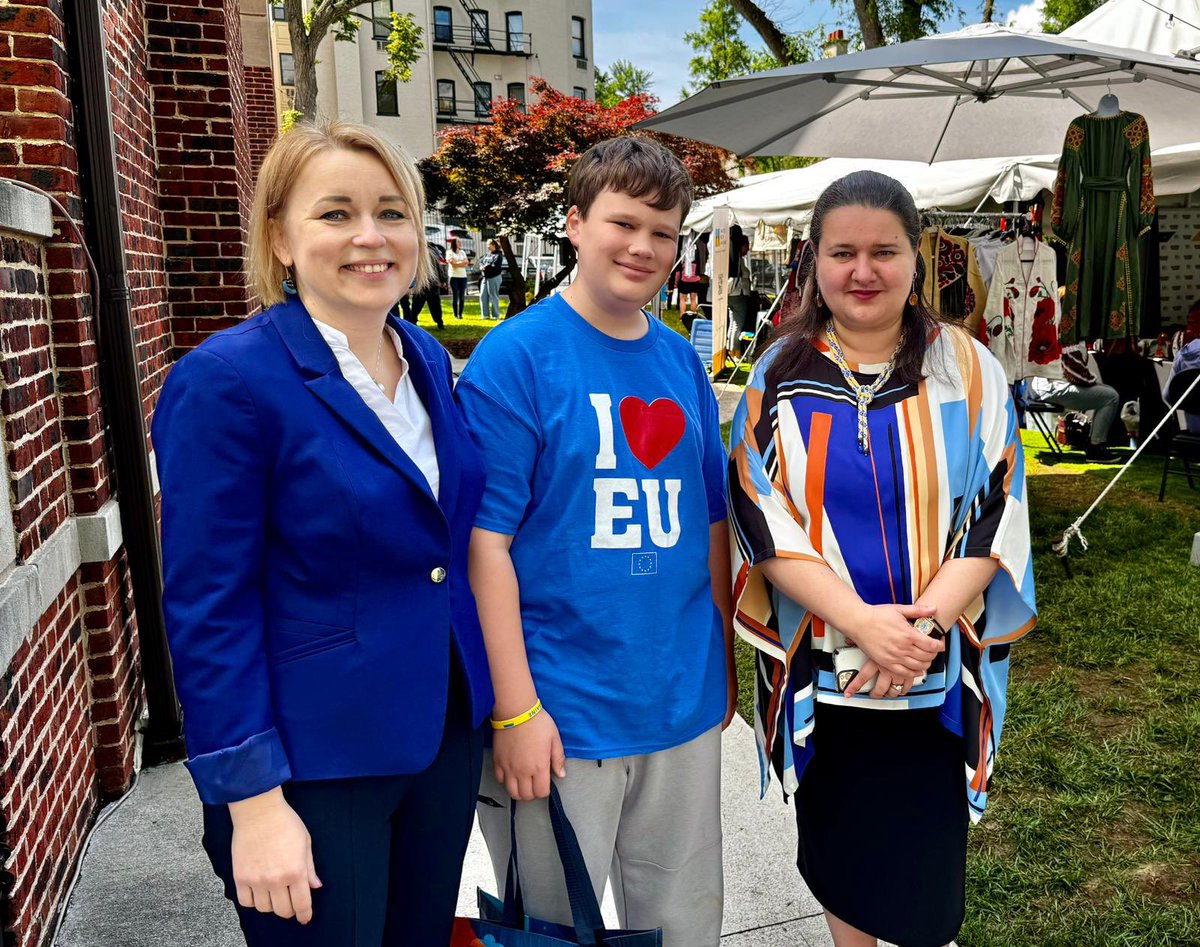 OMarkarova's tweet photo. #EUOpenHouse I was happy to greet @EUAmbUS Jovita Neliupšienė and Amb. @kprikk together with 🇺🇦 community and defenders at #UkraineHouse. Thank you to all American friends for visiting!
@Estonia_in_US @EUintheUS https://t.co/h3wpK9FcXR