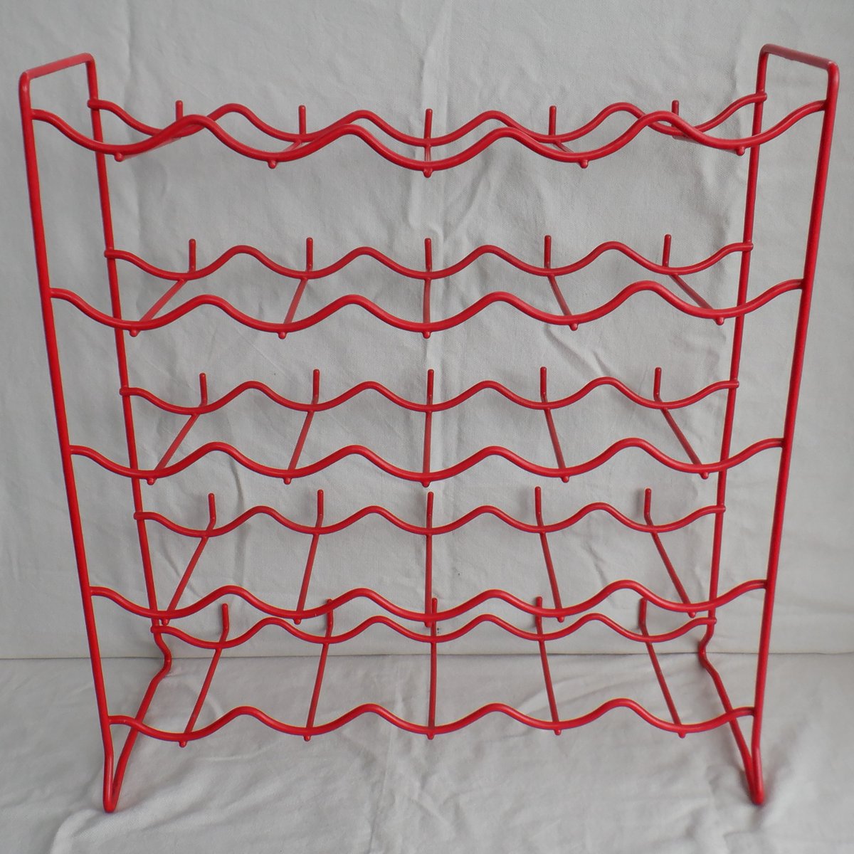 Here we have a vintage red plastic coated wire framed wine rack. It looks like a 1960s one made by Happymaid. 🍷🍾 🛒 ebay.co.uk/itm/1763638365… #Vintage #FollowVintage #Happymaid #1960s #eBay