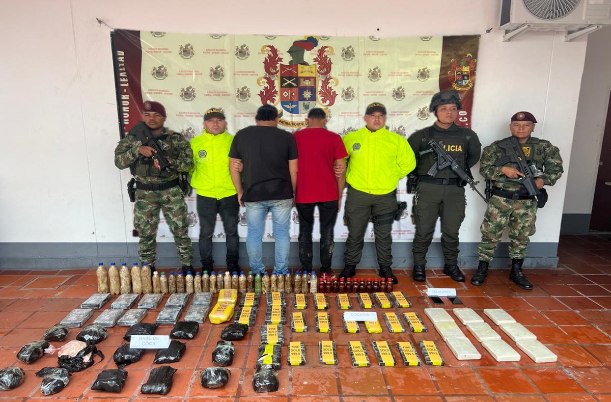 #Arauca 📍@COL_EJERCITO captura a dos sujetos por transportar droga.

En Arauca, soldados de la #Brigada18, adscritos a la #FuerzaDeTareaQuirón, lograron capturar en flagrancia a dos individuos  que harían parte de una red de narcotraficantes.

#ContundenciaOperacional