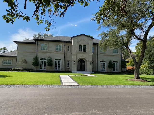 Discover this impressive Mediterranean-style mansion in Memorial. Renaissance Windows and Doors added a touch of sophistication to this already grand residence, enhancing its beauty and energy efficiency.