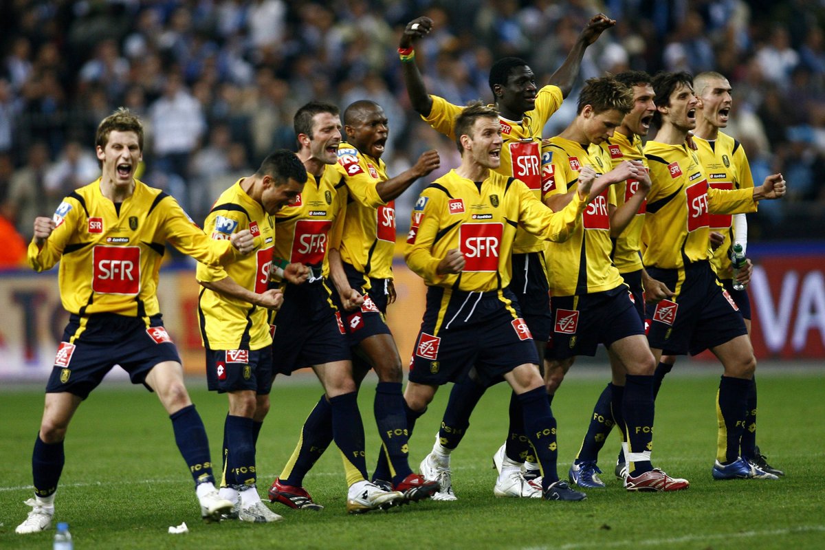 Il y a 16 ans jour pour jour, Sochaux remportait la Coupe de France en battant l'OM aux tirs au but ! 🏆🇫🇷 ⚽️ '5 : Cissé ⚽️ '67 : Dagano - - - - - ⚽️ '98 : Cissé ⚽️ '115 : Le Tallec ❌ Zubar et Maoulida avaient loupé leur pénalty.