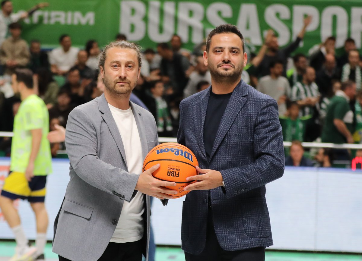 Başkanımız Sezer Sezgin, Basketbol Federasyonu eski Yönetim Kurulu üyesi Gökhan Dinçer’e @DincerGokhan16 Bursa Basketboluna verdiği desteklerden dolayı çok teşekkür ederken takımımızın imzaladığı Şampiyonlar Ligi topunu hediye etti.