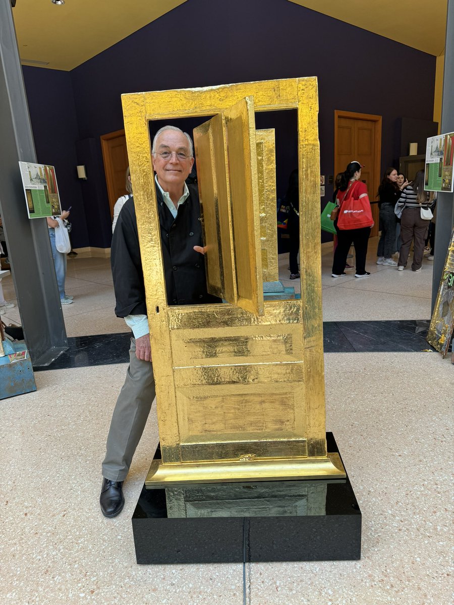 A true window to Italy and... golden doors to infinity! At the 🇮🇹 #EUOpenHouse an incredible art installation, an elegy for all those directly and indirectly affected by wars and conflicts