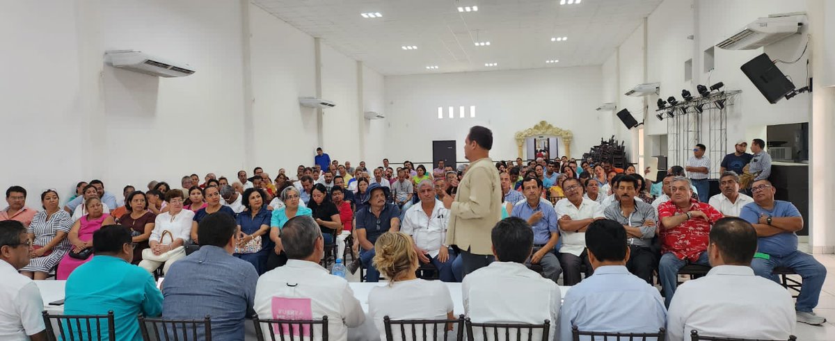 JNCR2018's tweet photo. Visitamos a nuestros amigos de los distritos: 3 Tuxpan, 4 Álamo, 5 Poza Rica y 6 Papántla, afiliados a la Asociación Política Estatal, Equipo Político Veracruzano dónde platicamos sobre los proyectos de Equipo que tenemos actualmente. Dios les Bendiga amigas y amigos.
#FXMV https://t.co/jbfzeESX4c
