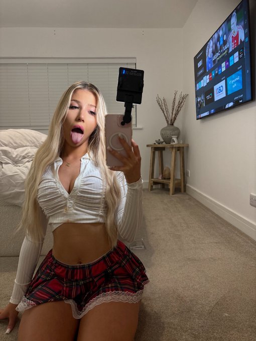 300 retweets and next post on the wall will be nudes ? https://t.co/bPUqxAiTHD