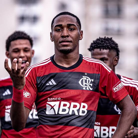- O jogador mais jovem a marcar um gol com a camisa do Flamengo 
- O jogador mais jovem a dar uma assistência com a camisa do Flamengo
- Autor do gol do título da libertadores sub-20 

Simplesmente Lorran