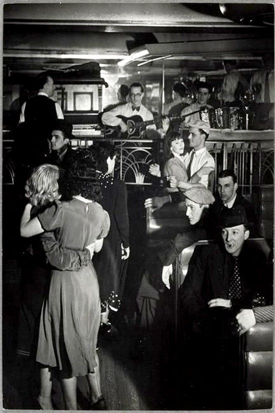 Brassaï. Bal musette, La Boule Rouge 1935-36. Paname