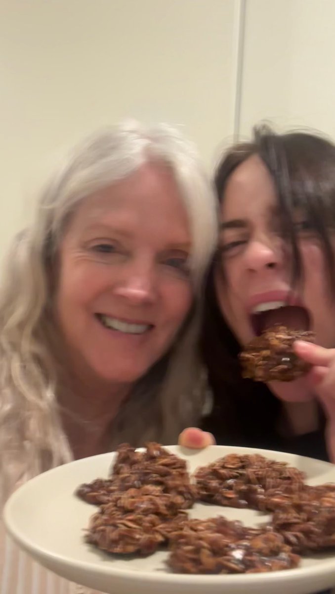 Billie and Maggie enjoying the ‘No Bake Chocolate Cookies’ for 'Lunch on Us'! 🫧
