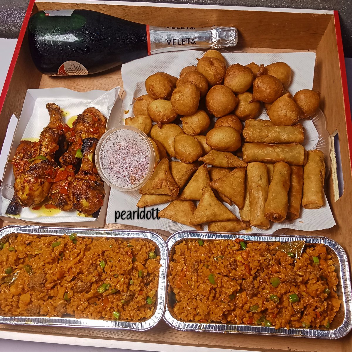 Food platter for a birthday 🎉..

Smallchops
Drumsticks
Minced beef smoky jellof ..

Want a sure plug for legit treat in Asaba, click the link in my Bio to place an order

✍️Cakediva.

#pearldott #suprisesinasaba #foodtrayinasaba #smallchopsinasaba #asababaker #cakesinasaba