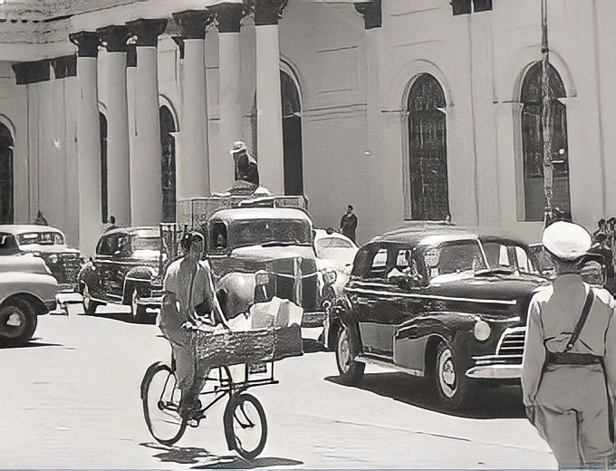 Año 1945. Un ciclista repartidor a su paso frente al Palacio Federal Legislativo, Capitolio Nacional, lado norte. Para esa época, y hasta los años 50's, las bicicletas llevaban placas y debían estar matriculadas en la Dirección de Tránsito Terrestre.