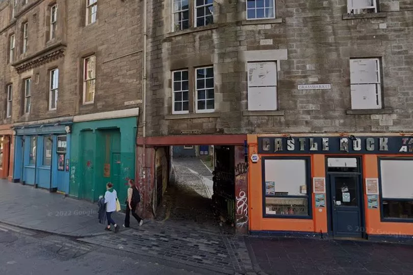 Plans for three Edinburgh Grassmarket flats to become holiday lets set to be refused edinburghlive.co.uk/news/edinburgh…