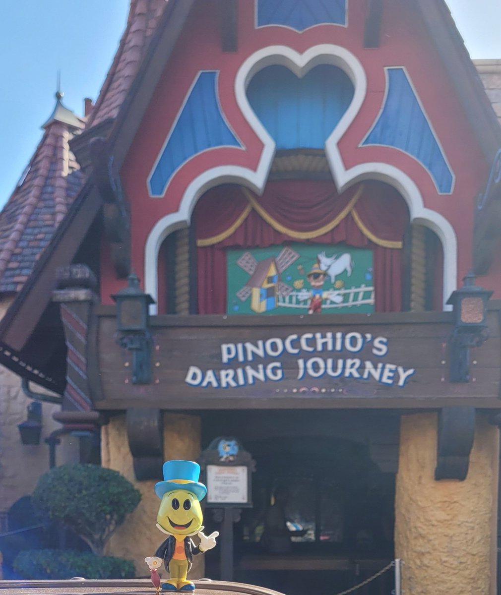 Happy #funkosodasaturday #funkofamily #funkocommunity @OriginalFunko @Disneyland! It took a moment to get this shot (and any picture at Disneyland 😆) so I'm thankful for the guests that stopped to let me get this! People always love seeing this and say it's so cute too!