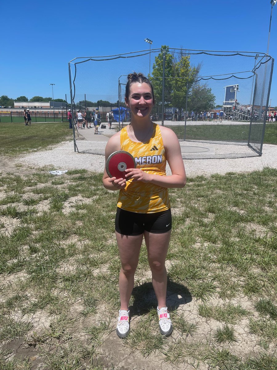 Big time shoutout to Freshman Isabel Robinson for punching her ticket to STATE in the discus!! 🥊🎟️Her PR throw earned her 3rd place!! 🥉 #BigDawg 💪🏻🦴