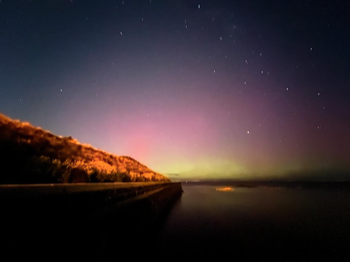 1/2

Bucket list item ticketed off and in my own backyard as well.

Such an incredible experience and so many people out enjoying it.

Was out until midnight and Beach Rd was packed like it was a 30c evening 

#auroraaustralis #melbourneweather