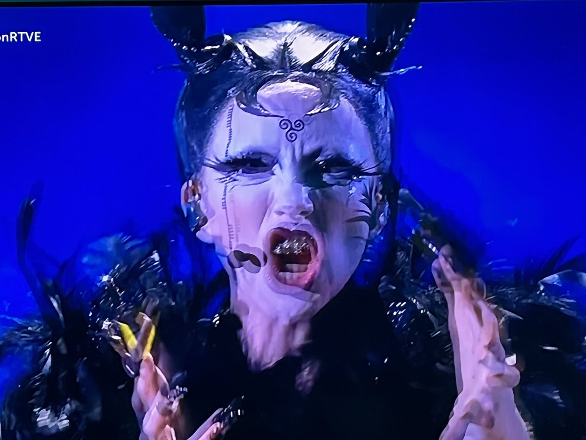 Resumen de Eurovision con la colaboración de @srtafriggg Satanismo,brujería,emos, lesbo ,gays ,no binarios ,yonkis, tios reconstruidos y zorras. EUROPA HA CAIDO .