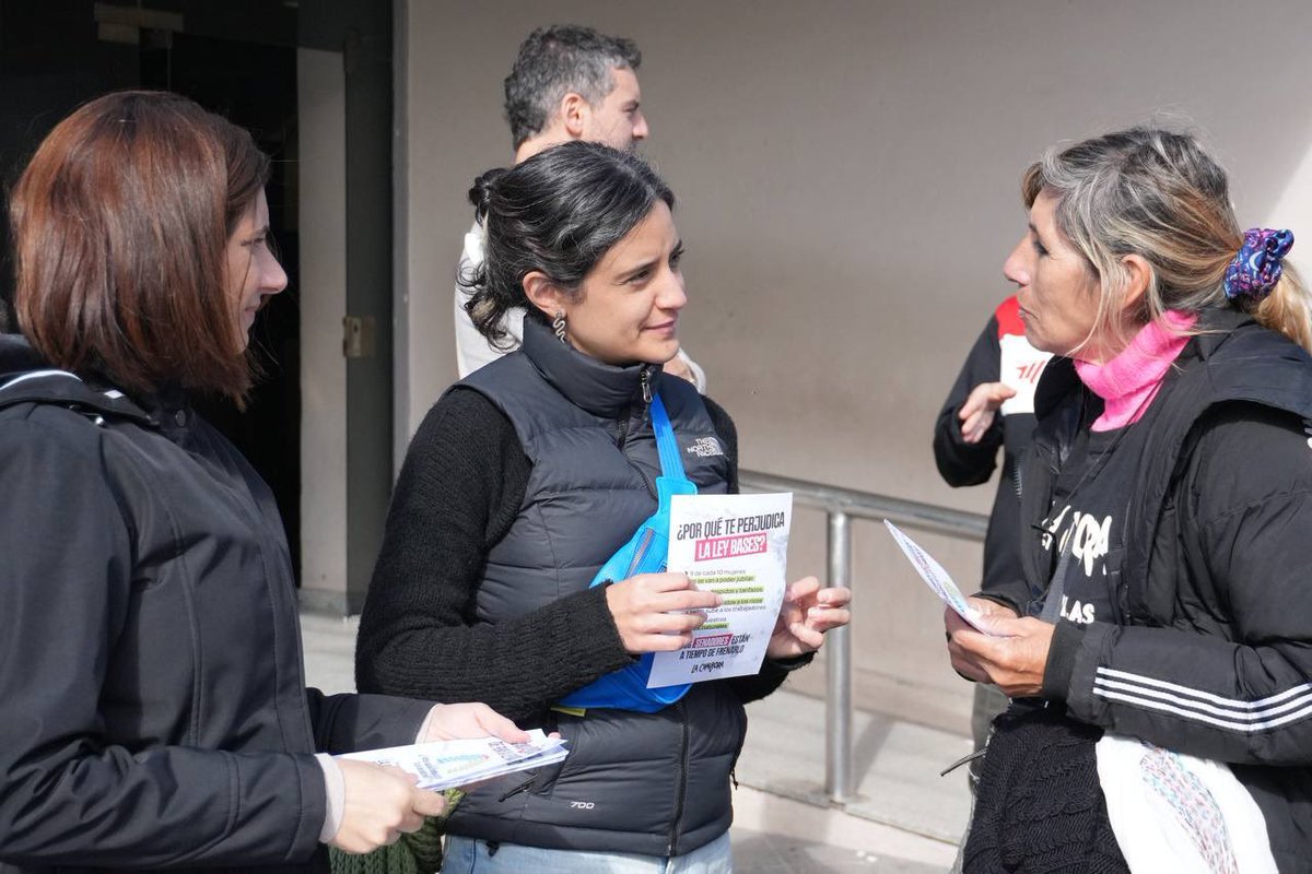 — • Volanteadas y afichadas en todo el país para hablar con los vecinos y vecinas de las consecuencias de la Ley Bases. #NoALaLeyBases