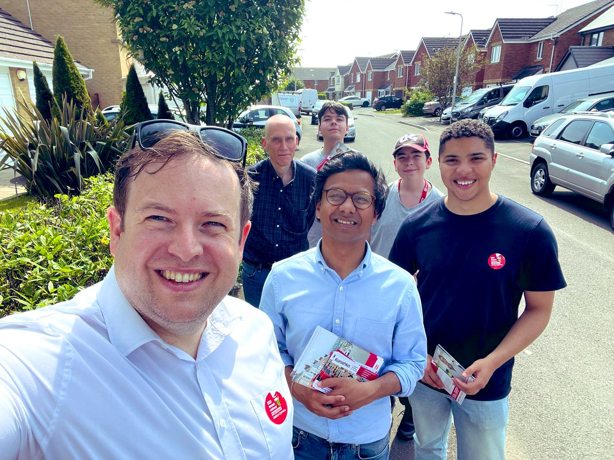 Exceptional #labourdoorstep day in Rhoose! 🌹☀️

💬 100+ chats with residents
⏰ So many people impatient for a fresh Westminster start
⭐️ Big thanks to @huw4ogmore and @SDoughtyMP for joining Team Vale