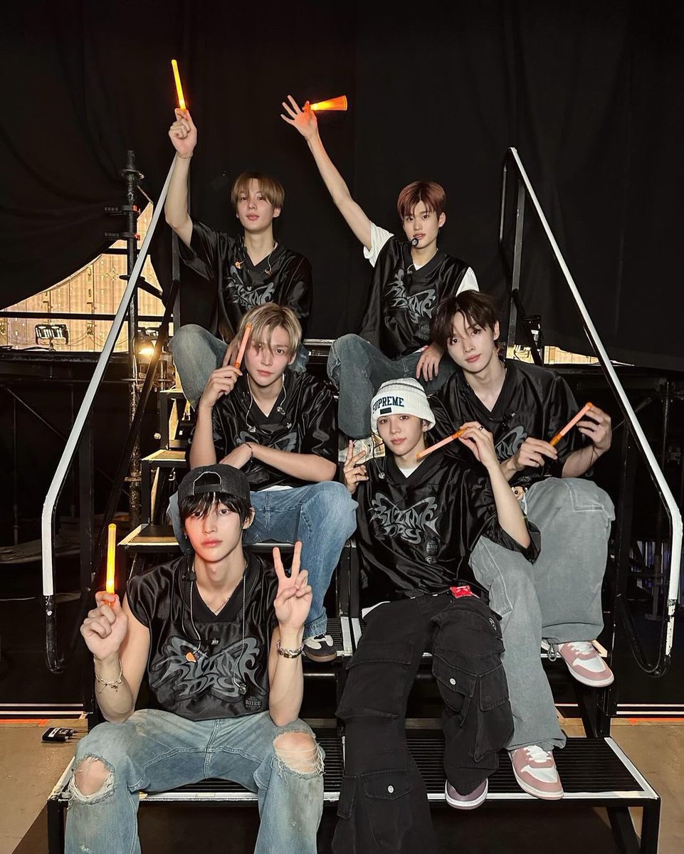 RIIZEくんたちはちゃんと場所に合わせてペンラを使い分けてくれる男達· · ·
ソウルコンではちゃんと完成系のペンラをブンブン振り回してくれていたのにイルコンではほっそい棒ペンラ振り回してくれてありがとネ· · ·