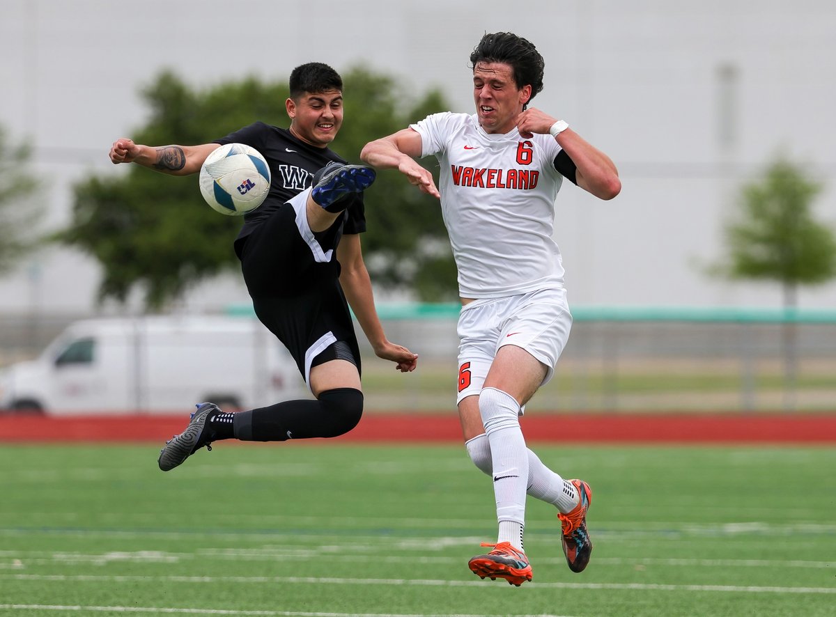 Congrats to @robbierakestraw as his 📸 of two Texas soccer players battling for the ⚽️ was voted the best by users from among those featured @SBLiveSports April POTM! @WMHSBOYSSOCCER_ @WakeSoccer highschool.athlonsports.com/california/202…