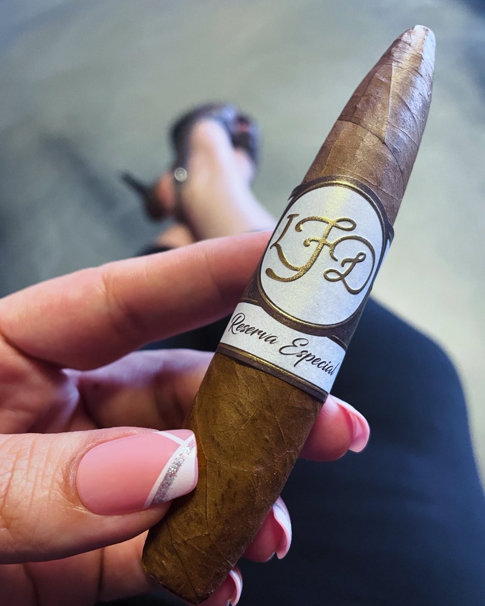 Let’s get this day started with a #lfdeljockonatural #lfdcigars #lfd #lfdreservaespecial #laflordominicanacigars #elcidscigarshop #elcidscigars #elcidscigarlounge #elcidstobacco #elcids #cigaroftheday #cigars #cigarboss #cigarlounge #cigarshop #cigartime #sophiassmokes