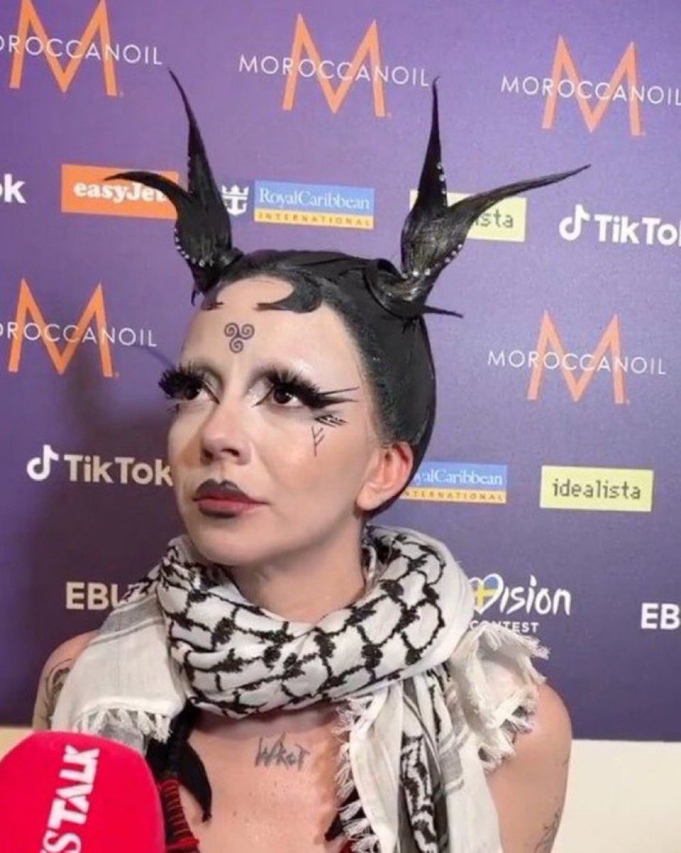 À gauche, Eden Golan, superbe jeune femme représentante d’#Israël à l’#Eurovision. À droite, Bambie Thug, non-binaire à la tête de raton laveur, représentante de l’#Irlande qui crache sa haine d’Israël. Deux salles, deux ambiances.