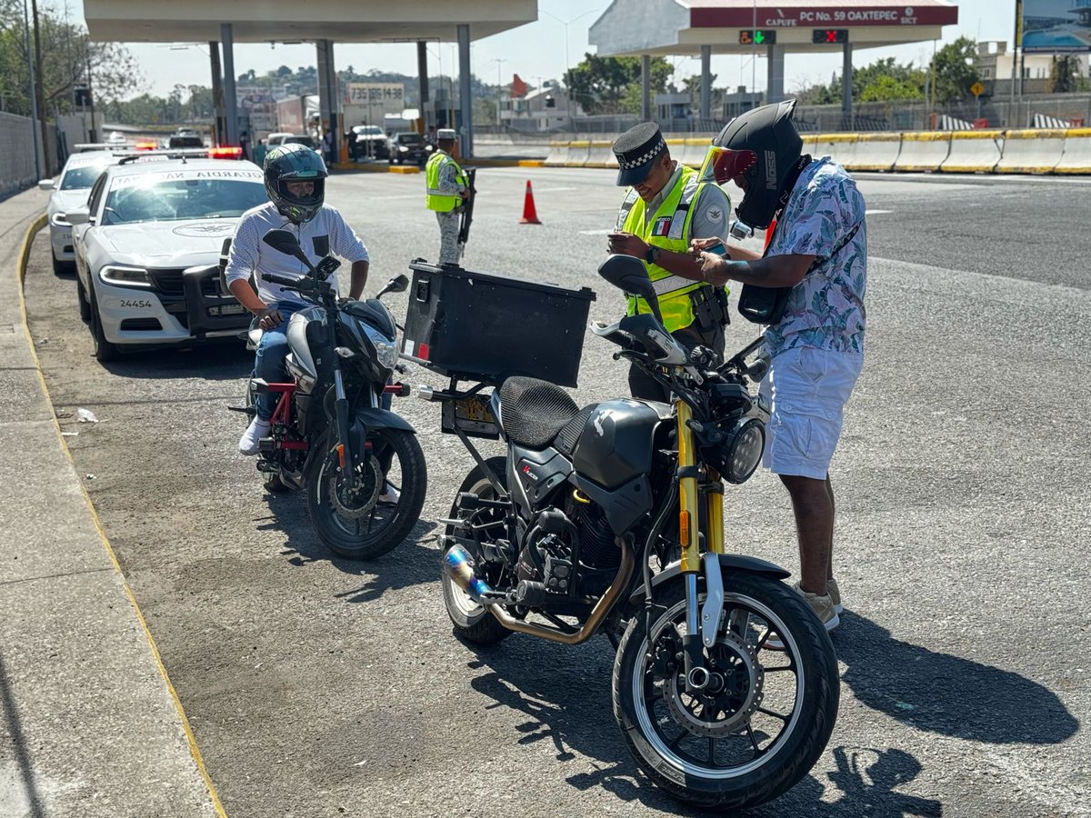 Implementamos operativos en carreteras del país, con el objeto de fomentar el uso del casco en conductores de motocicletas y el respeto al reglamento de tránsito.