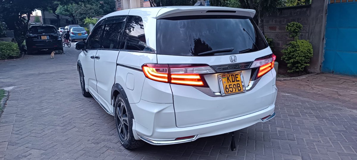 If you're looking for a better option of Toyota wish then i got it,this2014 HONDA ODYSSEY didn't come to play it can nyamaa alot of cars on the road with its 2500cc petrol engine,its a family 7seater with a spiced performance ,Automatic Transmission 
Mileage:142k
Price:1.4M✅️