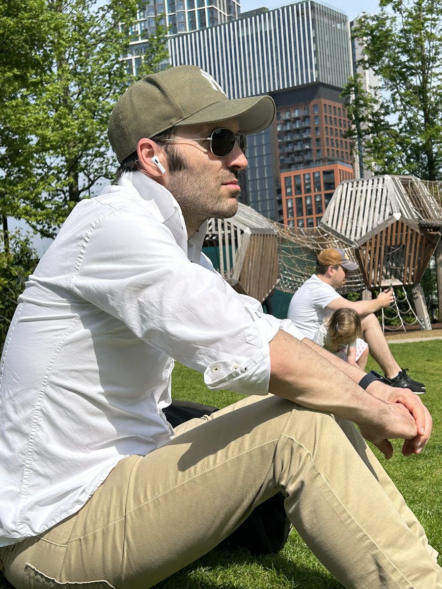 Finally, a day with no jacket, no scarf, no @UGG boots (don’t get me wrong I love my UGGs), just the warmth of 23°, my perfect climate! 

Thanks to Ronnie for sneaking the photo  🫶🏼 

#NineElms #London #FirstSummerSunshineSaturday